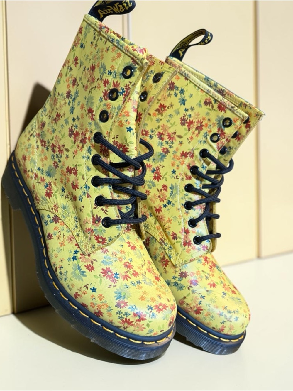 Dr. Martens RARE NIB 1460 Sun Yellow Little Flowers Floral Boots Women's size 9 - Picture 6 of 16